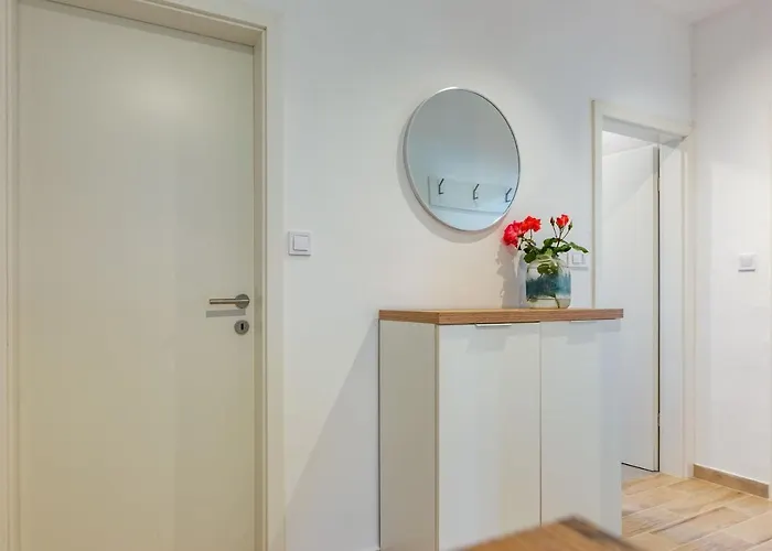 Bella 2 Bdr W Parking 아파트 자다르