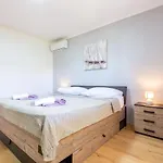 Bella 2 Bdr W Parking Apartment *