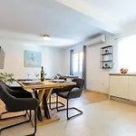 Bella 2 Bdr W Parking Zadar