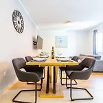 Bella 2 Bdr W Parking Apartment *