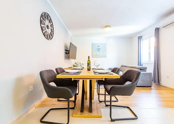 Bella 2 Bdr W Parking Apartament *